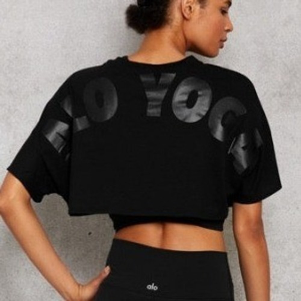 Alo Yoga Cropped  T-Shirt Womens Small Black Logo Graphic